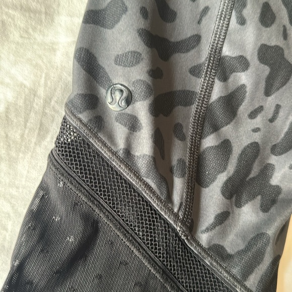 Lulu Lemon Just Breathe Animal Swirl Size 8 - Picture 8 of 9